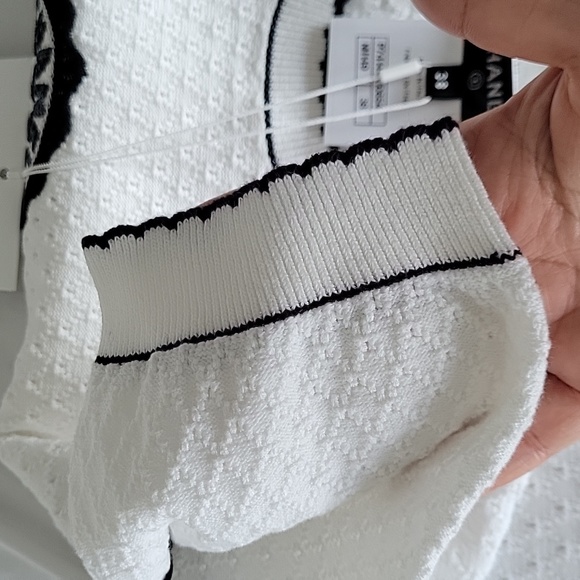 Chanel white and black logo badge t-shirt - Picture 16 of 16